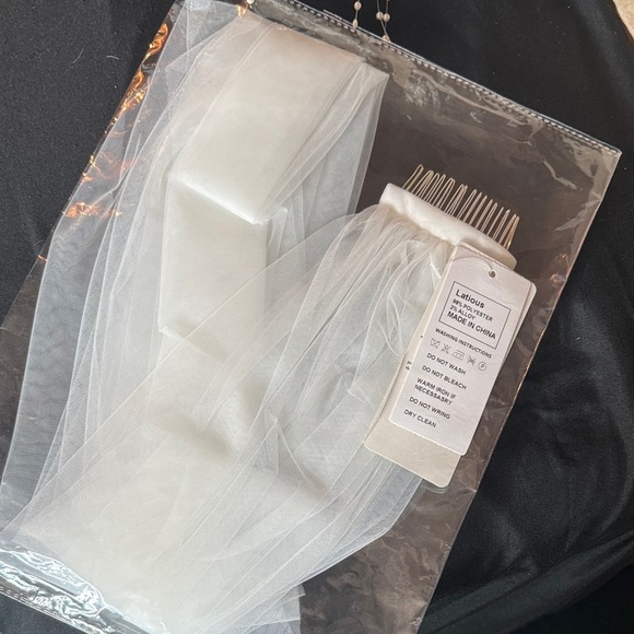 Simple Classic Wedding Veil with Comb – 47” (120 cm) Soft Tulle Bridal Veil - Picture 3 of 4